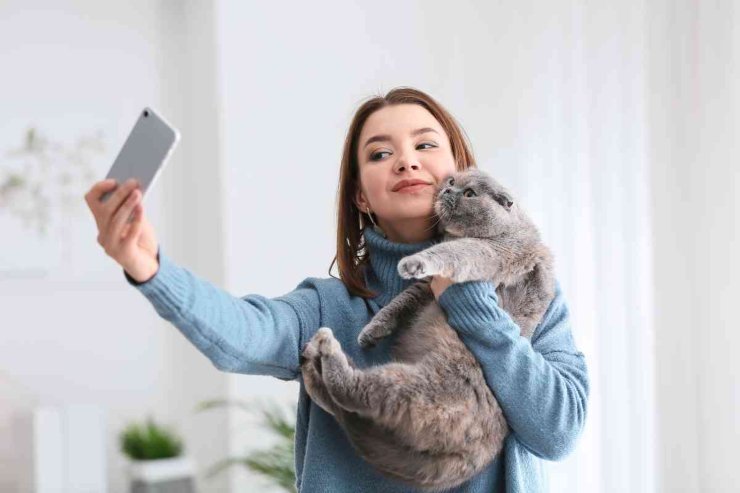 Donna fa selfie con il gatto