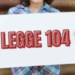 Donna con cartello Legge 104