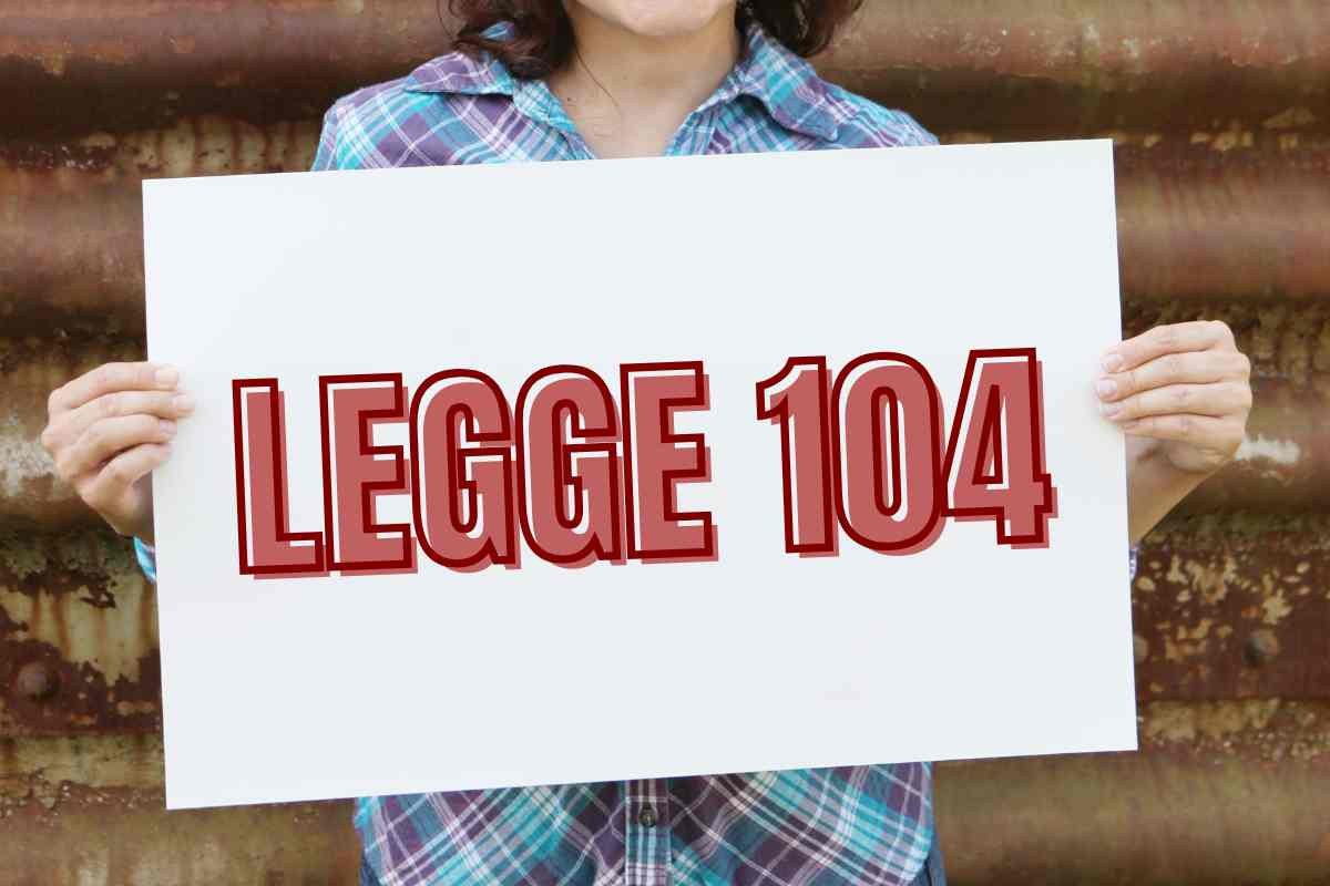 Donna con cartello Legge 104