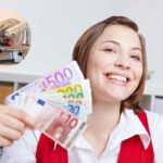 Donna con le banconote in mano