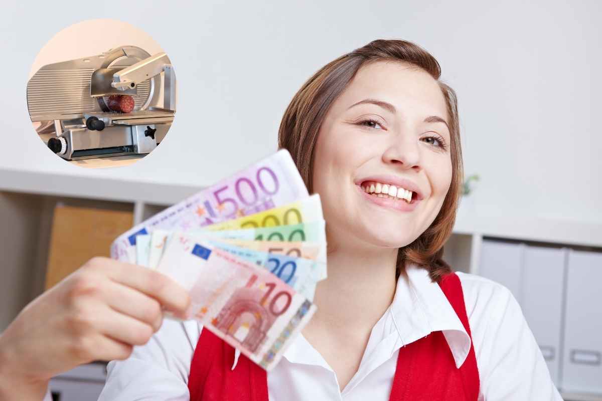 Donna con le banconote in mano