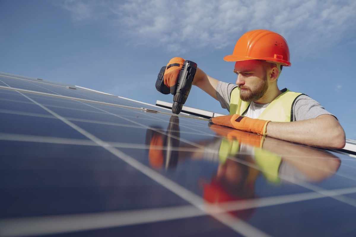 Operaio monta un pannello solare