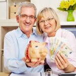 Pensionati con soldi in mano