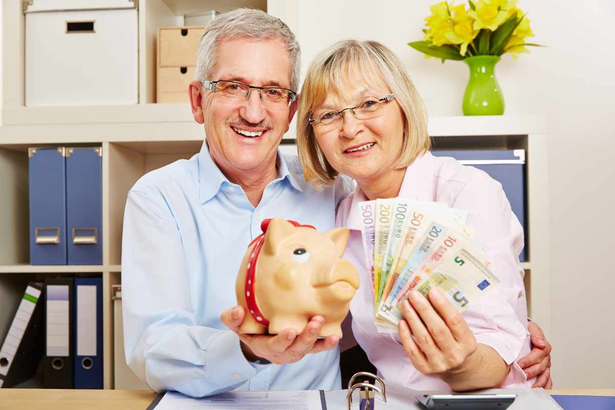 Pensionati con soldi in mano