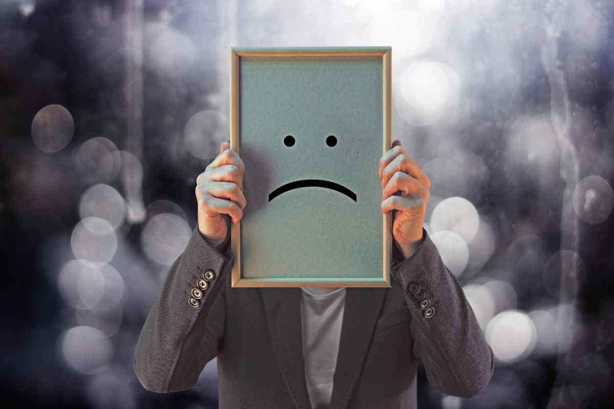 Faccia triste disegnata