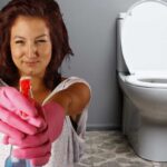 Donna con un detersivo in mano