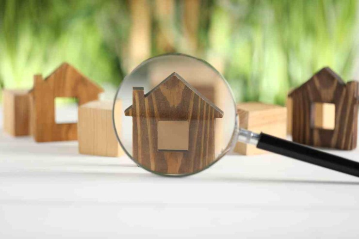Lente di ingrandimento e casa