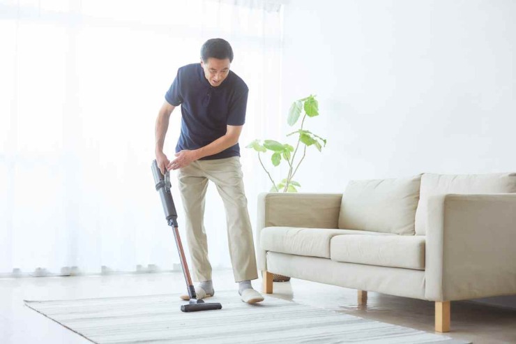 Uomo passa l'aspirapolvere