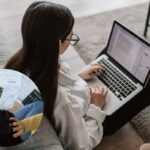 Donna seduta a terra utilizza il pc