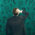Uomo e punti interrogativi