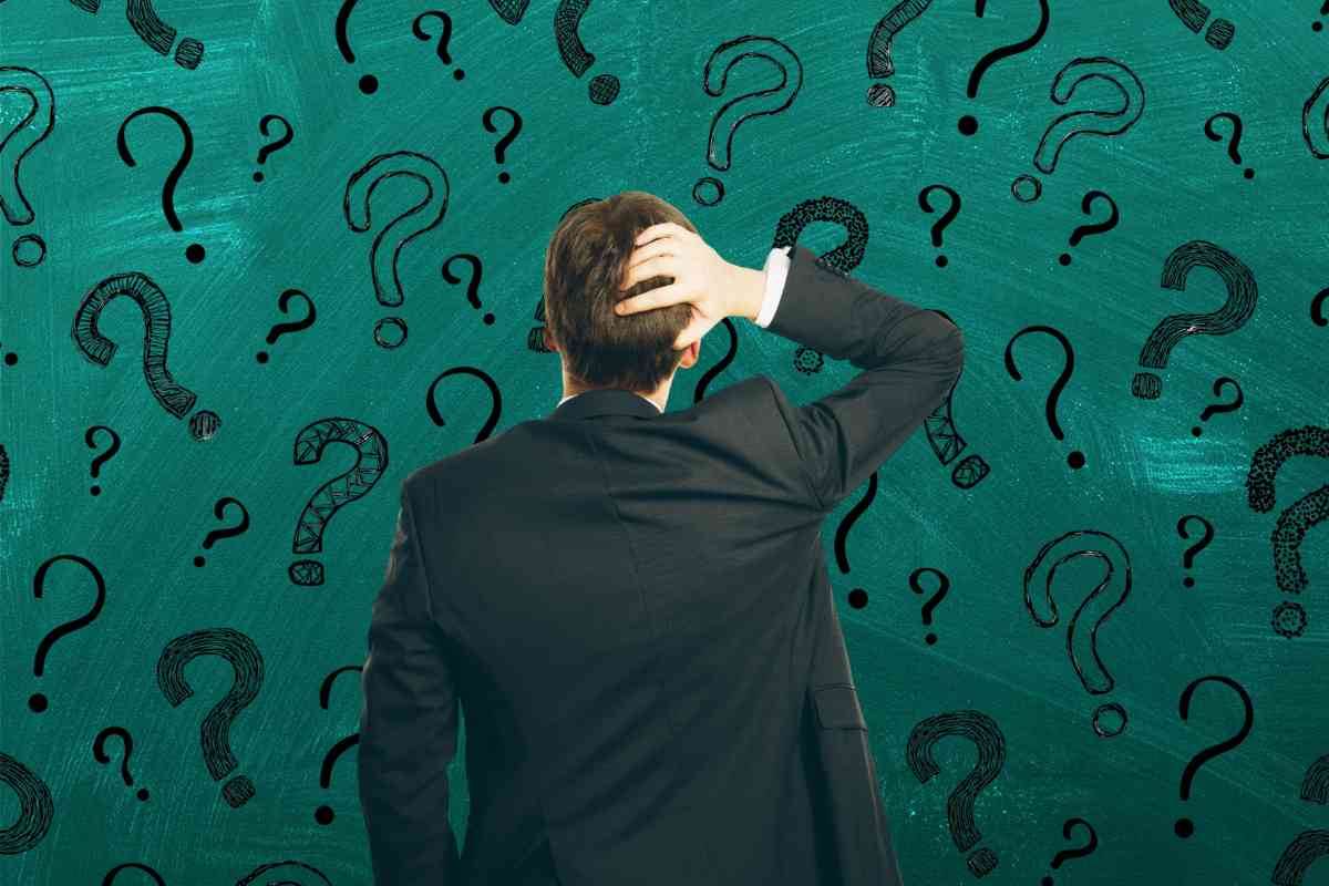 Uomo e punti interrogativi 
