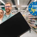 Persone con il televisore in mano e logo Eurospin
