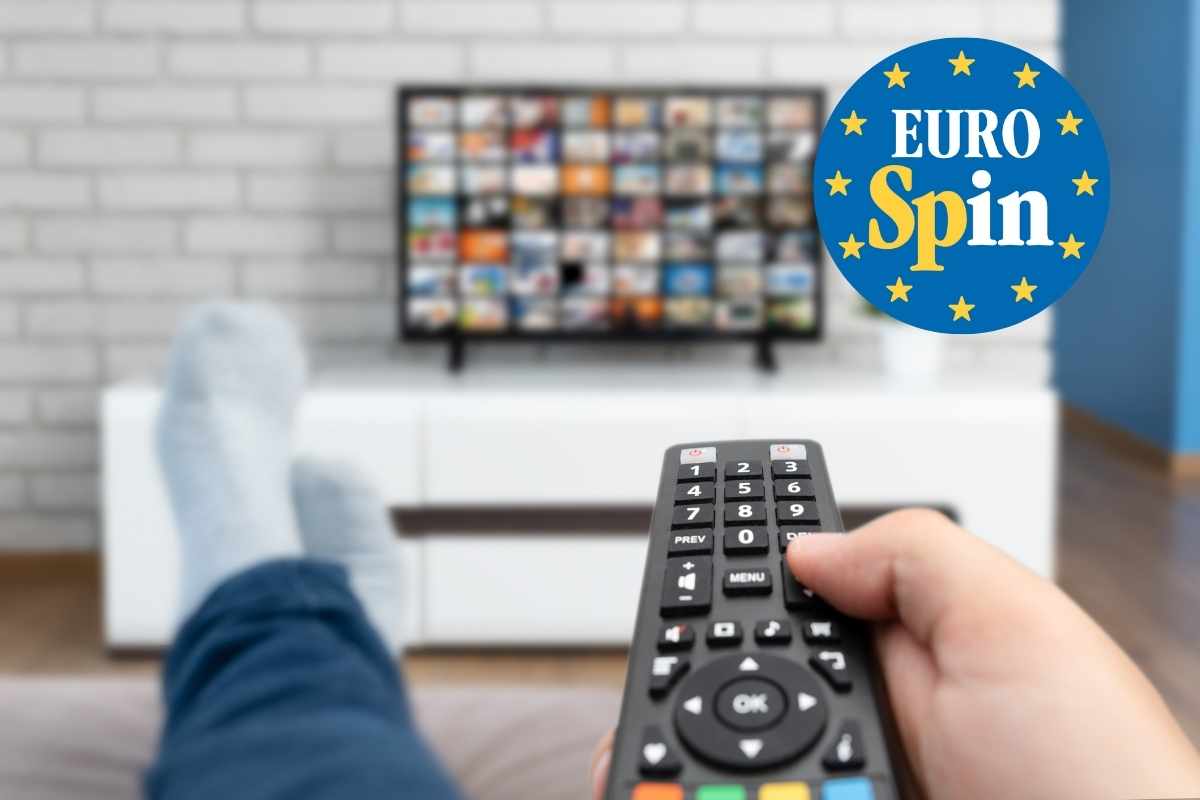 Persona punta il telecomando contro il televisore