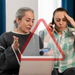 Donne preoccupate al telefono