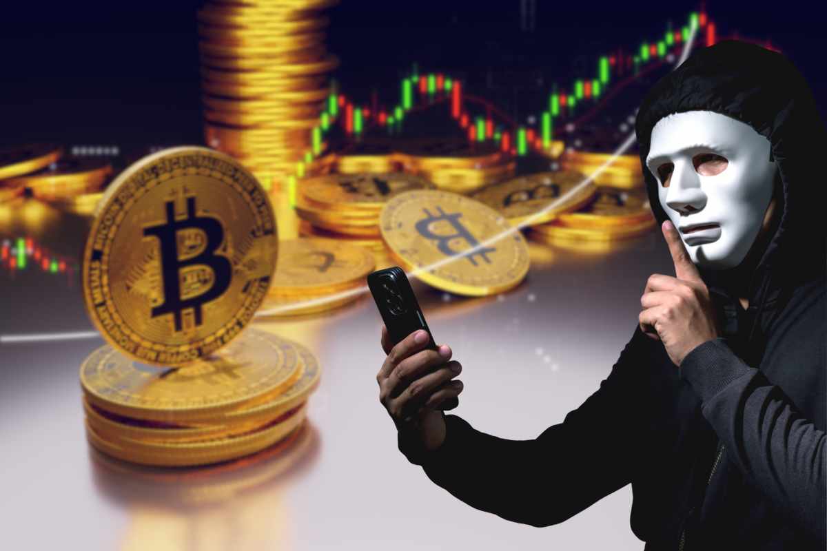 Persona con la maschera e il telefono in mano