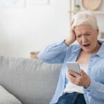 donna anziana con lo smartphone in mano