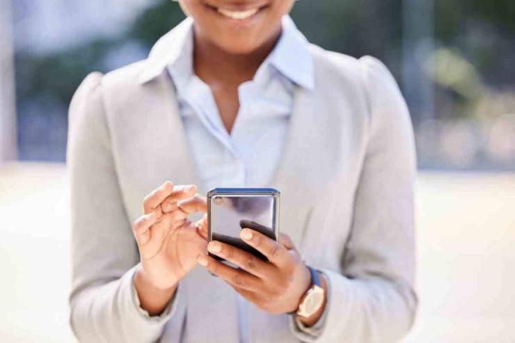Donna sorridente al cellulare