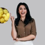 donna che sorride con espressione stupita e accanto delle patate bollite