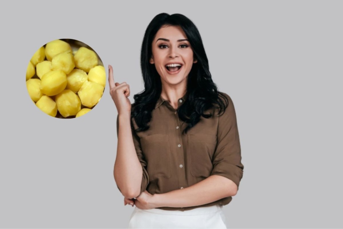 donna che sorride con espressione stupita e accanto delle patate bollite