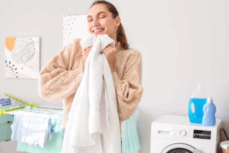 donna che stringe tra le mani un asciugamano bianco