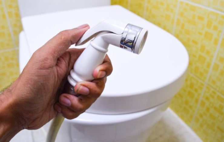 water e uomo con in mano un idroscopino