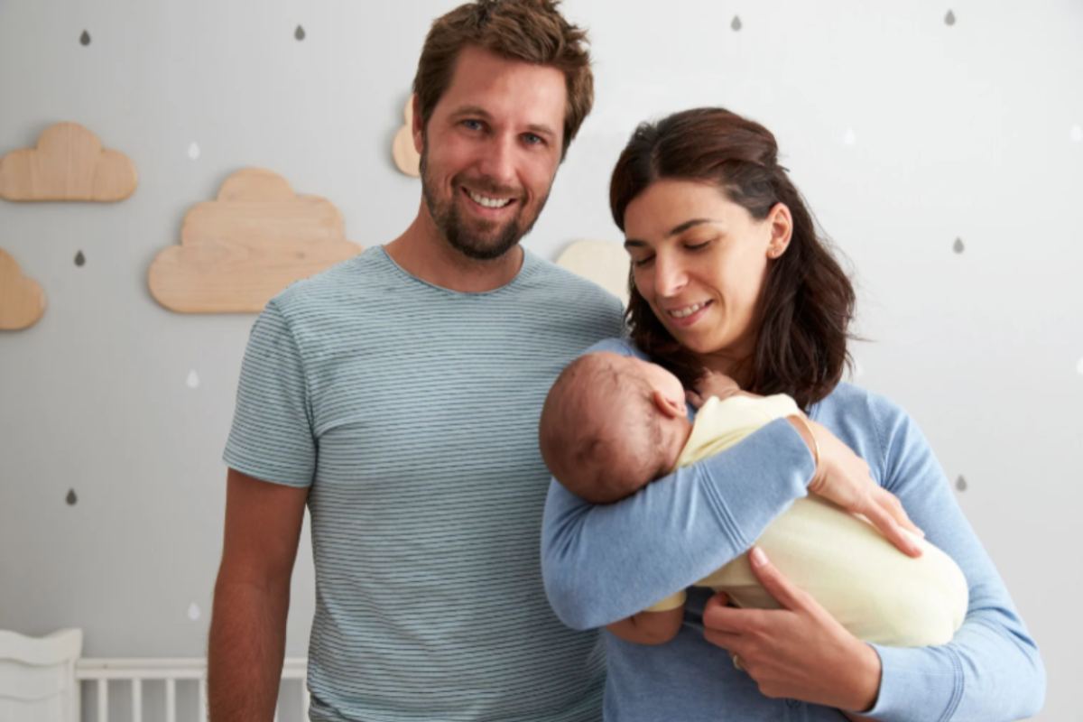 mamma e papà con un neonato in braccio