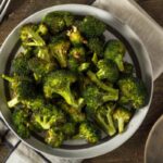 broccoli cotti dentro ad un piatto e accanto delle posate