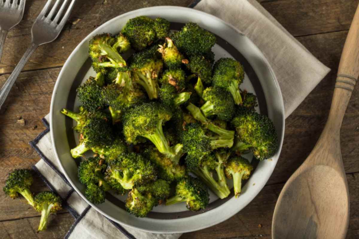 broccoli cotti dentro ad un piatto e accanto delle posate