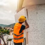 operai che installa il cappotto termico all'esterno dell'edificio