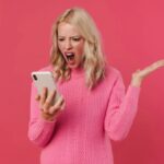 donna arrabbiata con il cellulare in mano