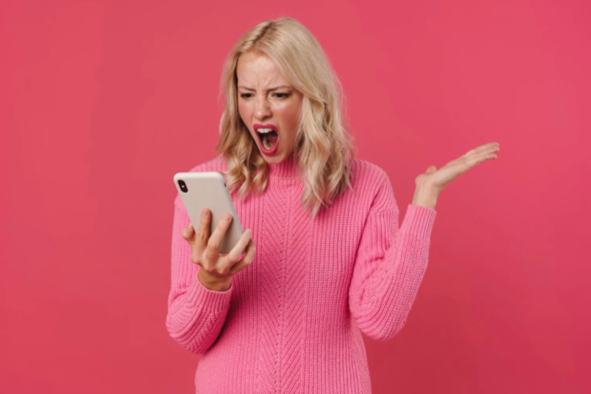 donna arrabbiata con il cellulare in mano