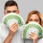 uomo e donna con in mano tante banconote di euro