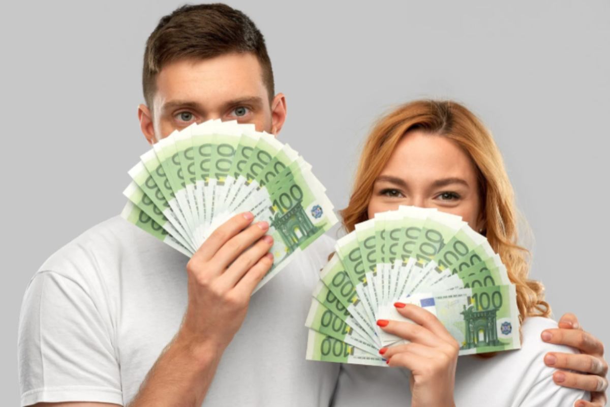 uomo e donna con in mano tante banconote di euro