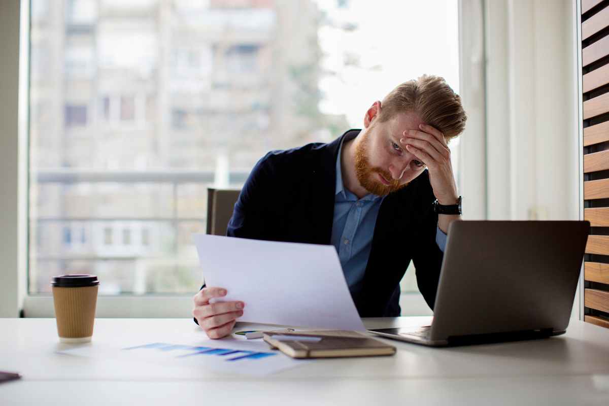 uomo legge dei documenti