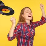 donna che esulta di gioia e dischi in vinile