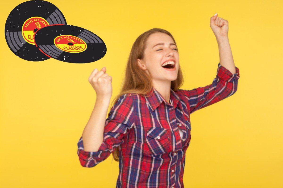 donna che esulta di gioia e dischi in vinile