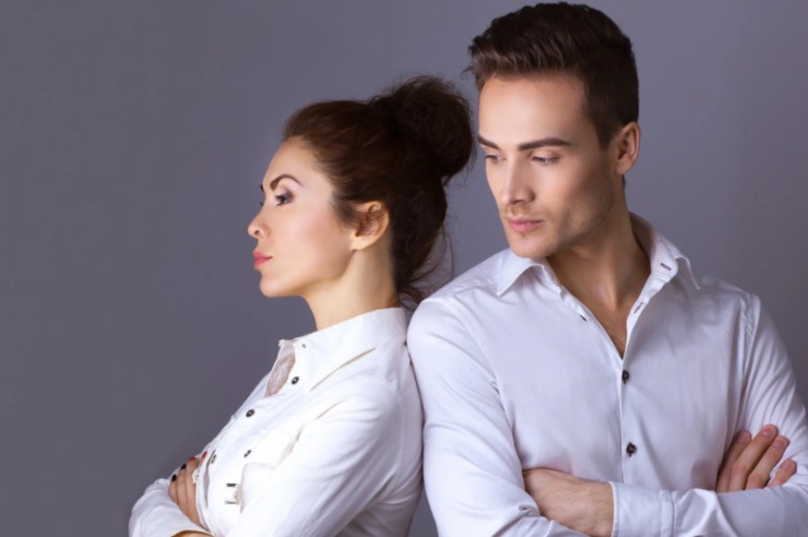 uomo e donna con espressione ostile che si danno le spalle