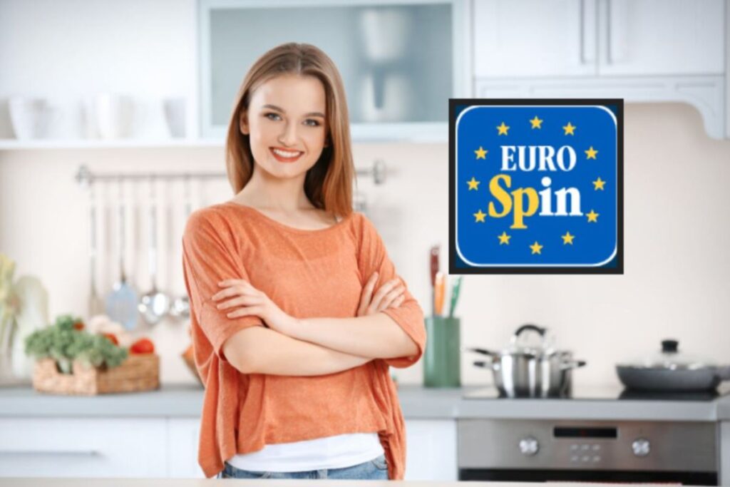donna che sorride in cucina e accanto il logo del discount eurospin