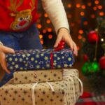 bambino che prende i pacchi dei regali di Natale
