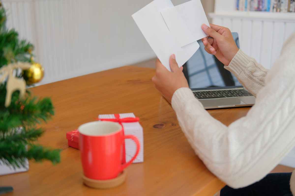 Persona legge una lettera