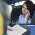 poliziotto che fa la multa ad una donna in auto