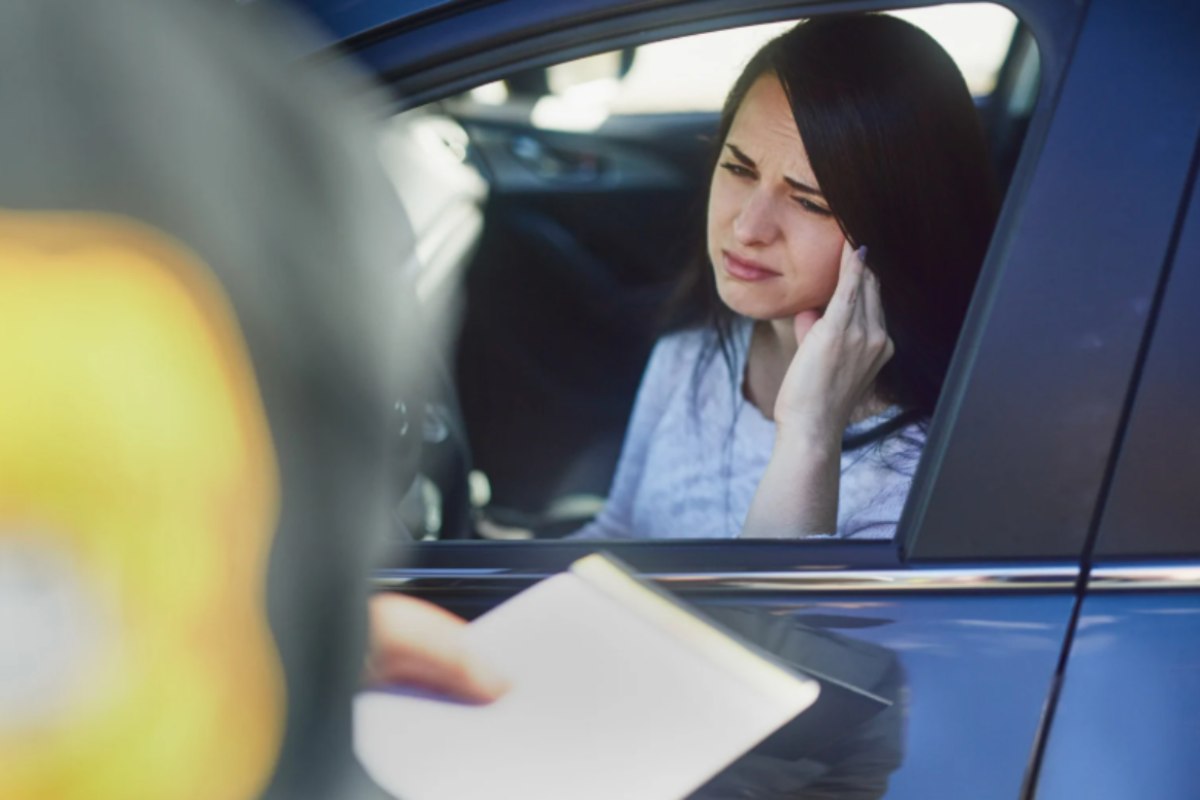 poliziotto che fa la multa ad una donna in auto