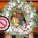 ghirlanda di natale appesa alla porta d'ingresso