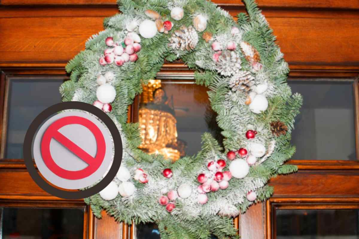 ghirlanda di natale appesa alla porta d'ingresso