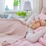 donna a letto nella fase del risveglio