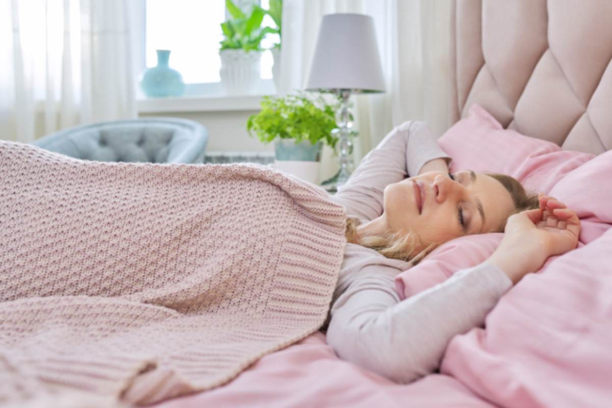 donna a letto nella fase del risveglio