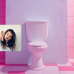 wc con dietro piastrelle rosa e donna con il pollice verso il basso