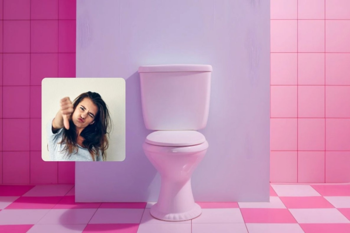 wc con dietro piastrelle rosa e donna con il pollice verso il basso