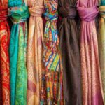sciarpe colorate una accanto all'altra