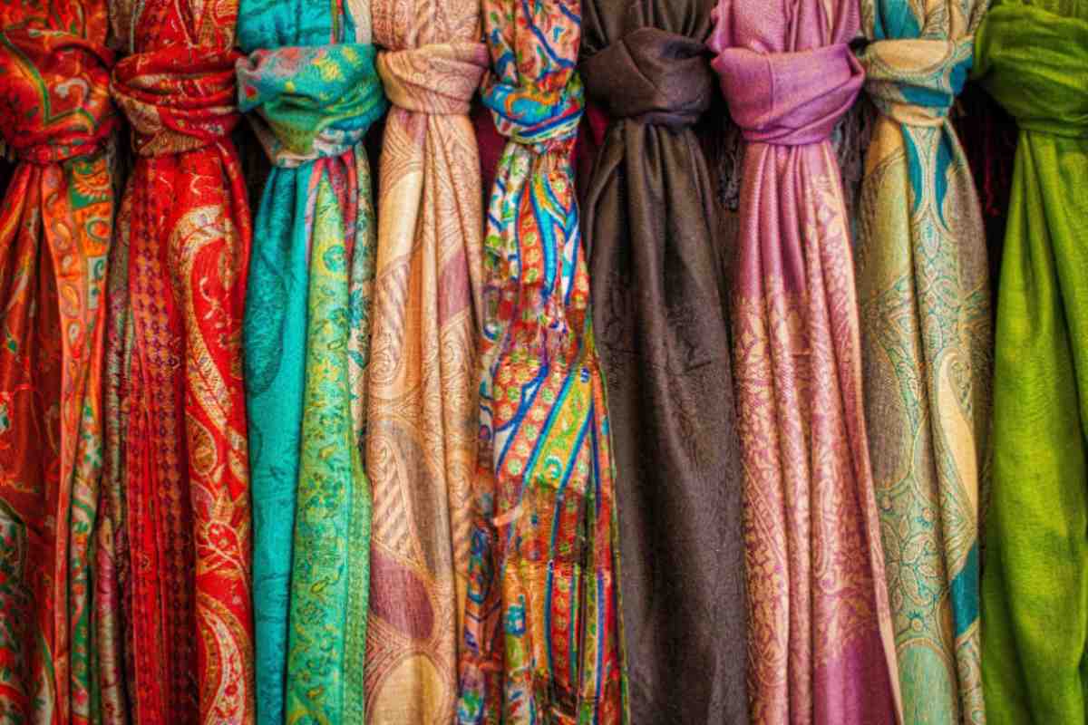 sciarpe colorate una accanto all'altra 
